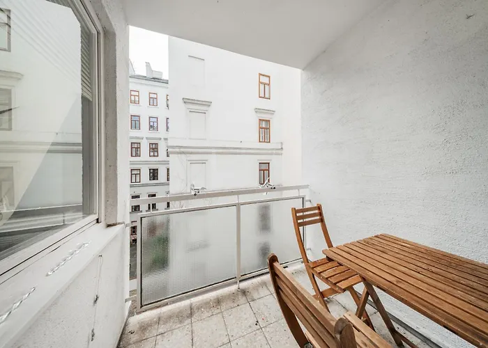 Next To Karlskirche Apartment