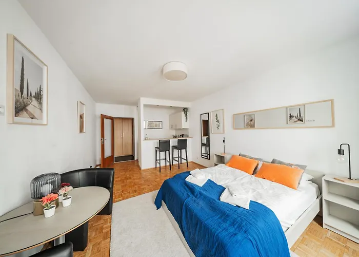 Next To Karlskirche Apartment