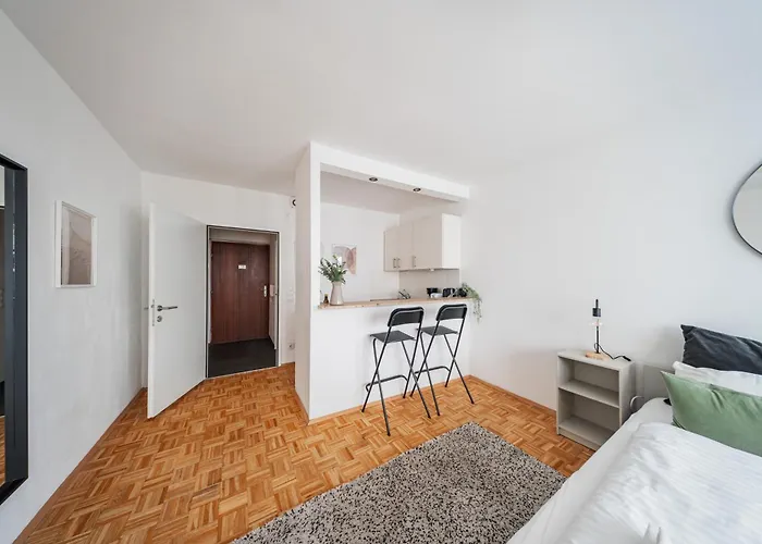 Next To Karlskirche Apartment